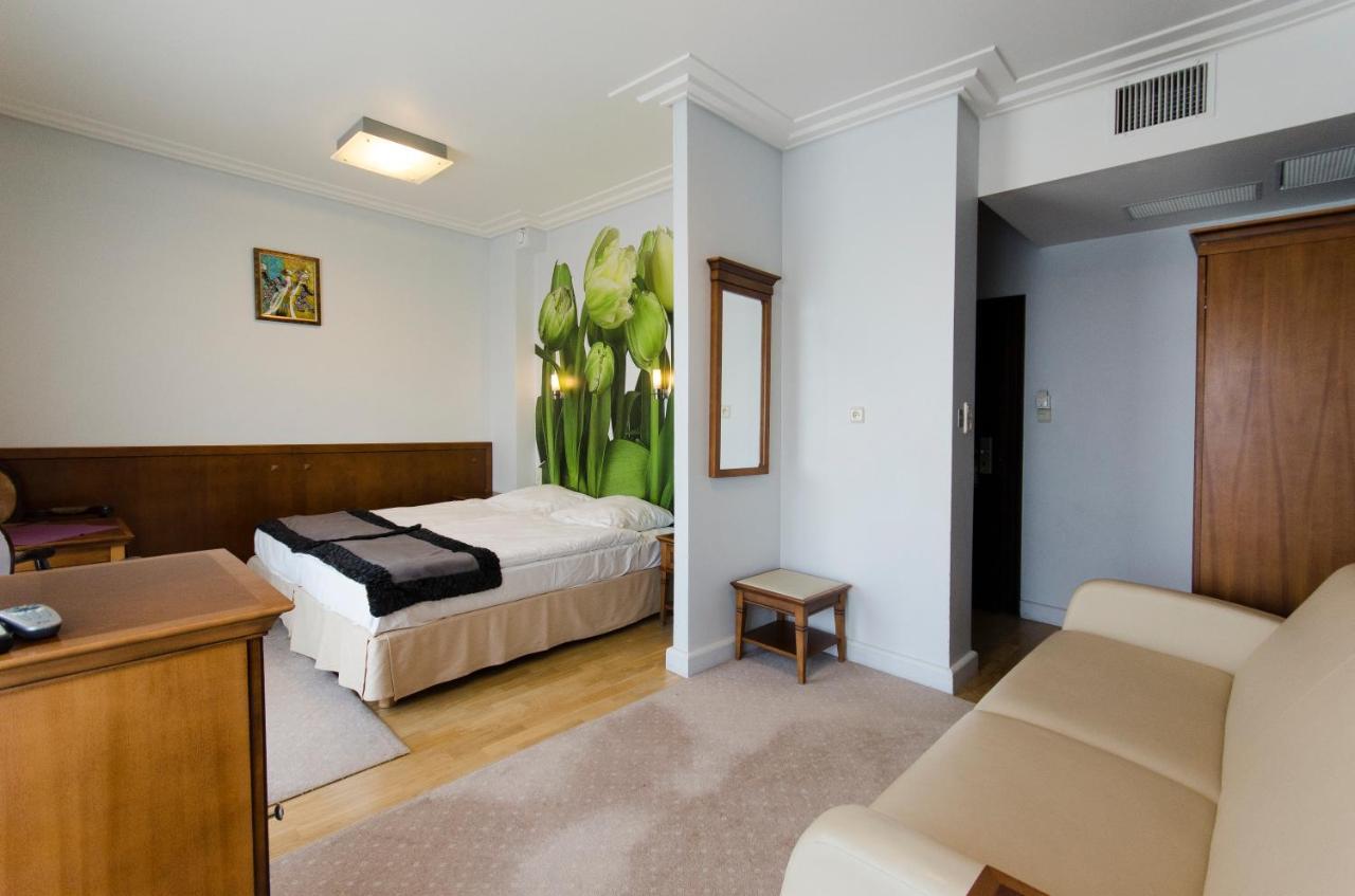 Hotel Apollo Darlowko Buitenkant foto